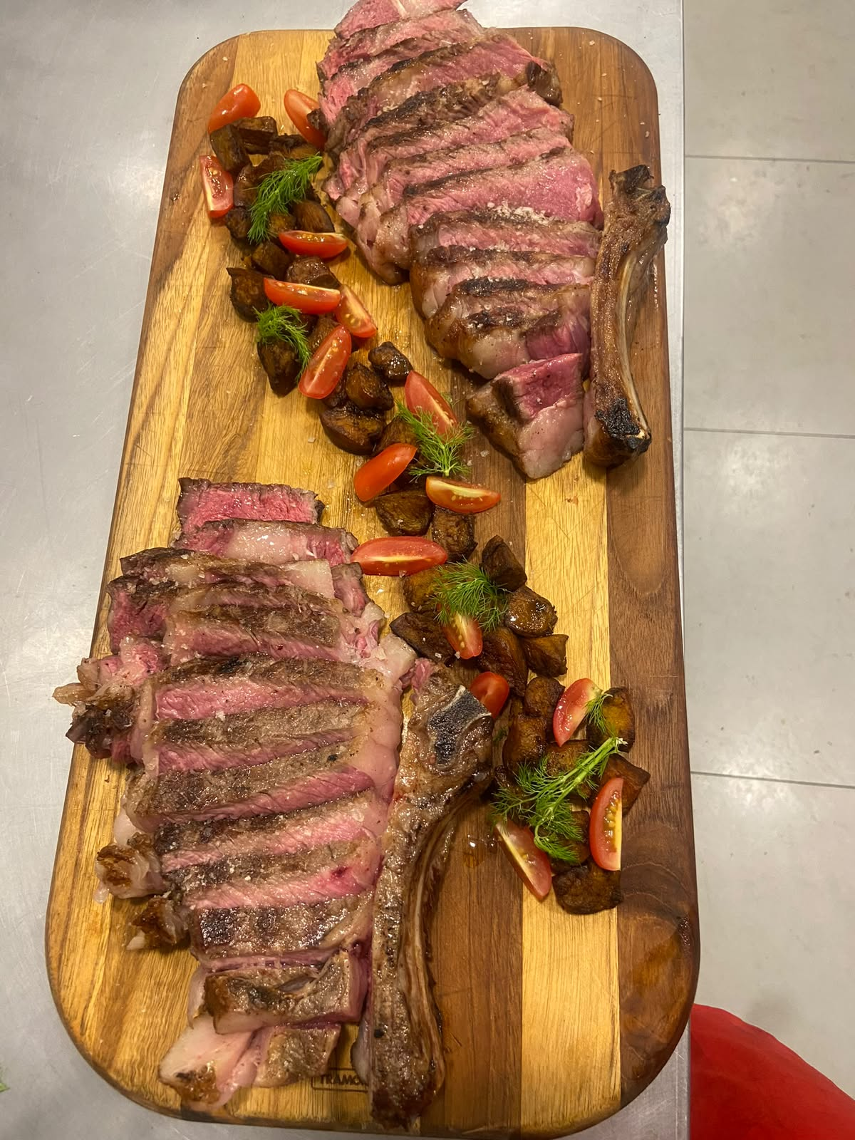 Tomahawk servido com guarnições em apresentação premium