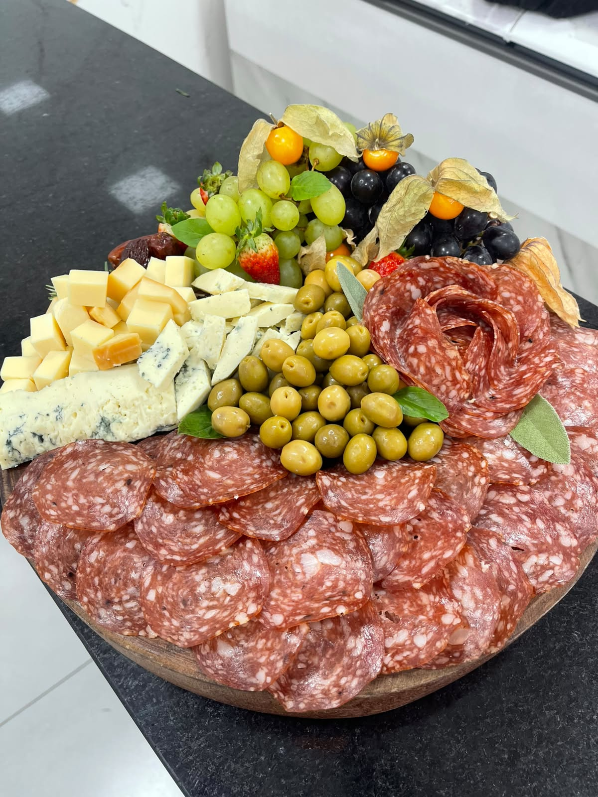 Mesa de frios premium servida em evento