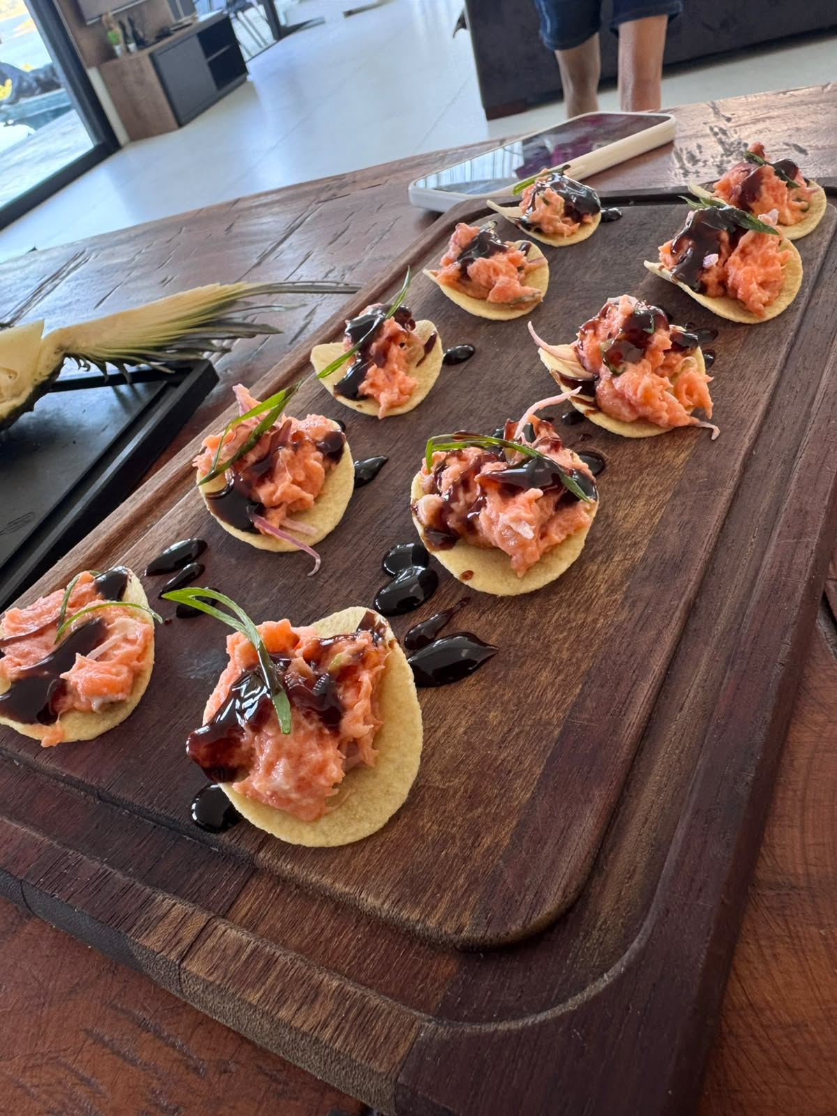 Canapés autorais servidos em tábua de madeira