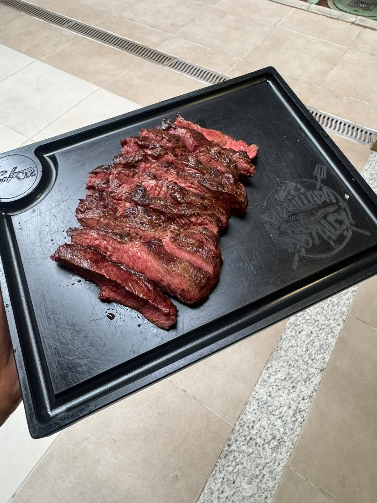 Corte de carne premium servido na parrilla